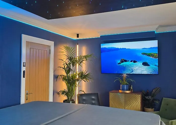 The New Blue Horse Suite At The Grumpy Schnauzer B&B Luxury Private Indoor Hot Tub Breakfast In Bed